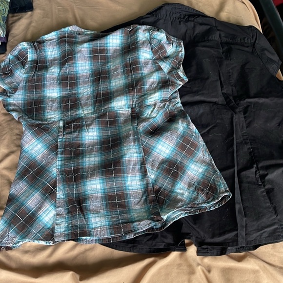 Bundle tops with mixed strips and all black button up top - Picture 4 of 10